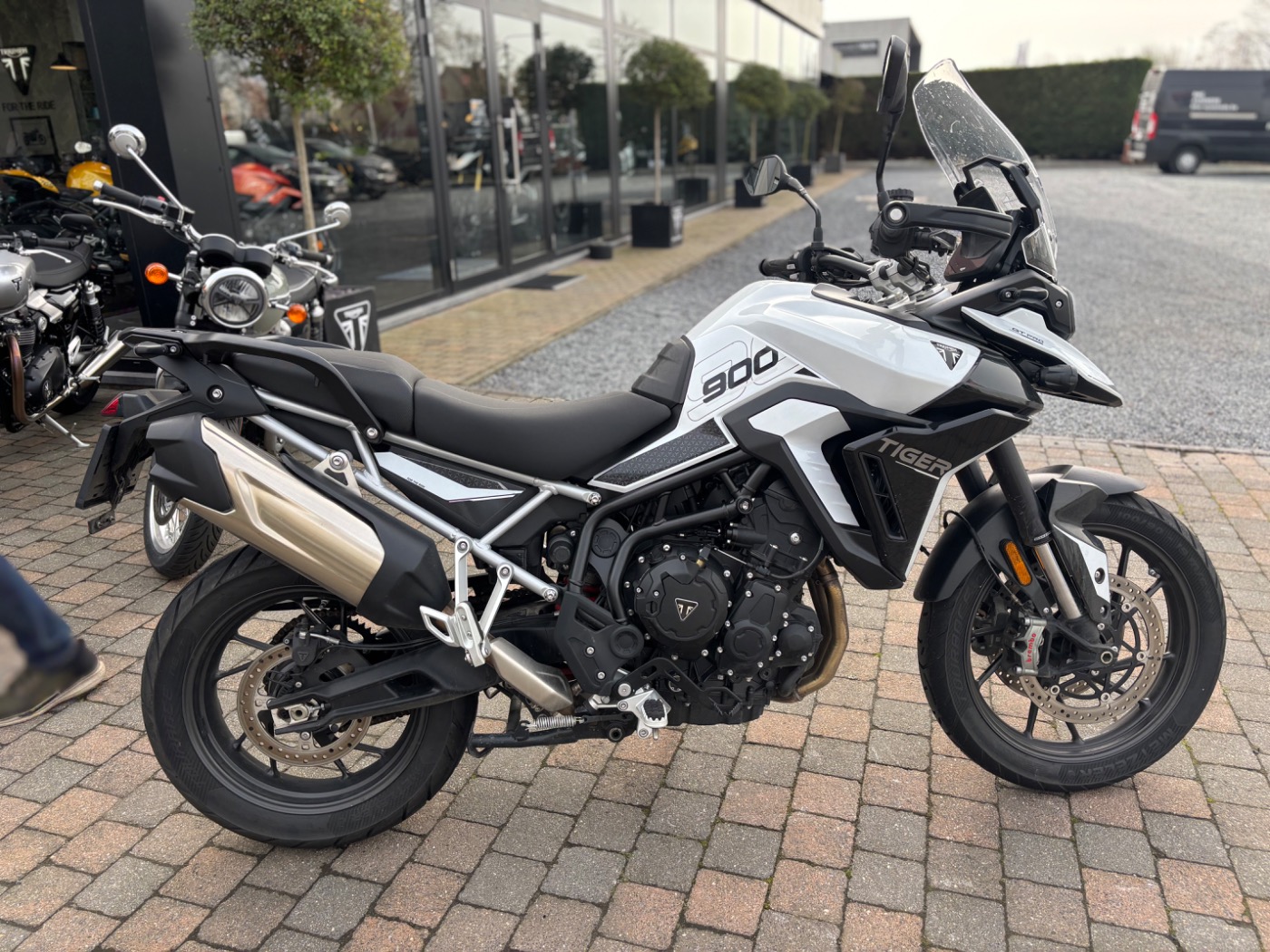 Tiger 900 GT Pro Snowdonia White / Sapphire Black